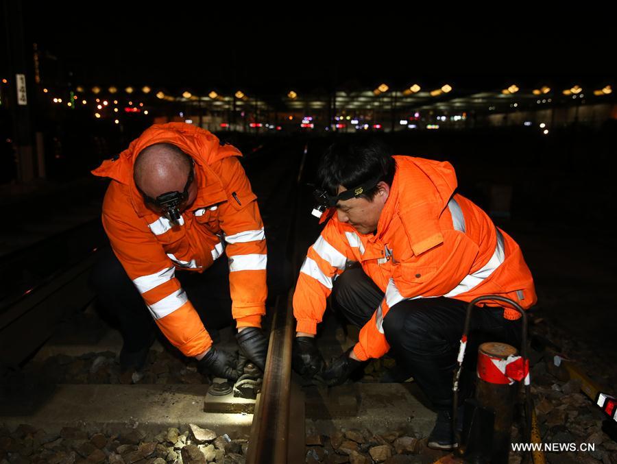 CHINA-SHANGHAI-RAILWAY-WORKER (CN)