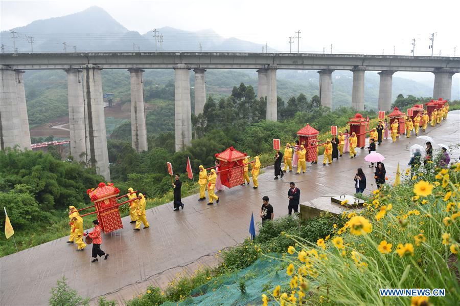 CHINA-CHONGQING-WORKERS-GROUP WEDDING (CN)