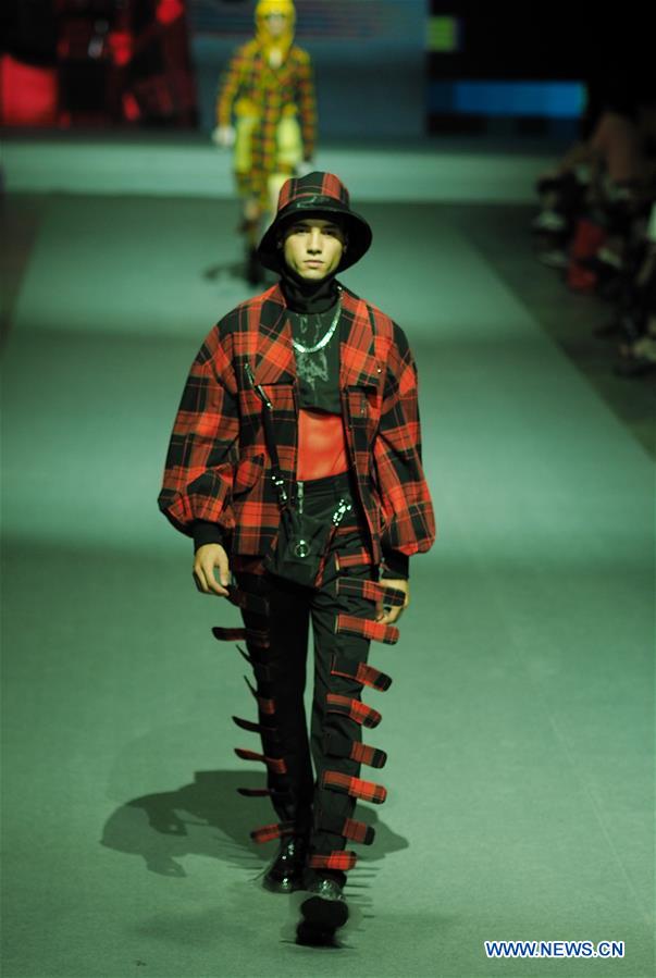 #CHINA-HONG KONG-GRADUATES-FASHION SHOW (CN*)