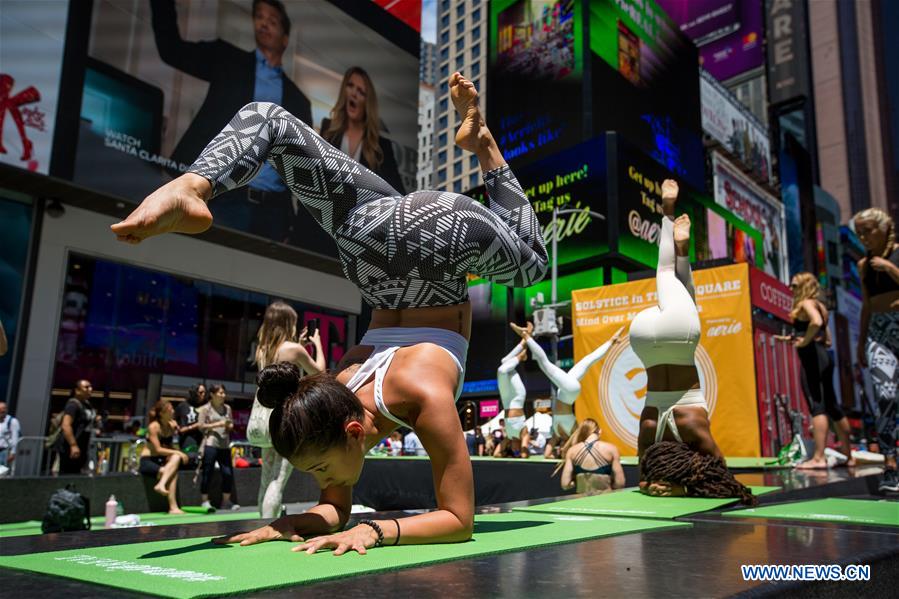 U.S.-NEW YORK-TIMES SQUARE-SOLSTICE-YOGA