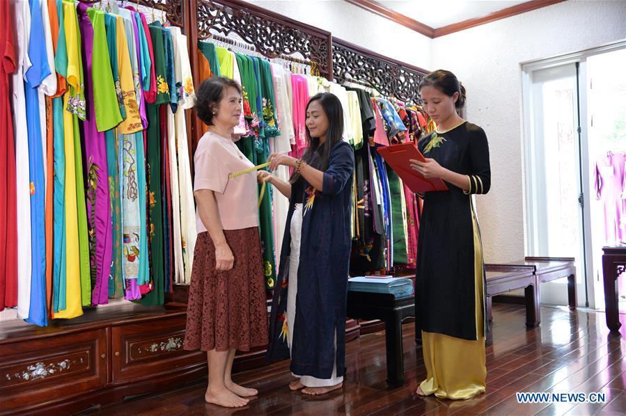 VIETNAM-HANOI-AO DAI