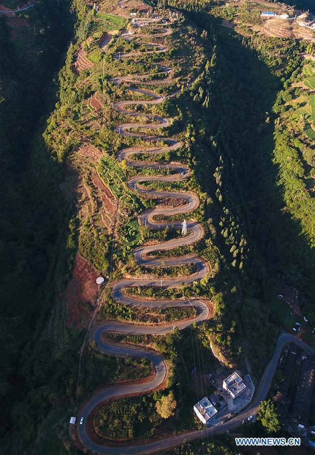 CHINA-YUNNAN-WINDING ROAD-SCENERY (CN)