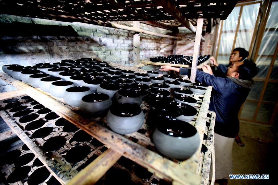 MYANMAR-BAGAN-TRADITIONAL HANDICRAFT-LACQUERWARE-WORKSHOP