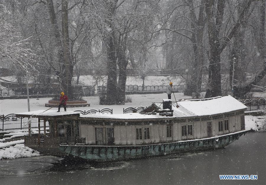 KASHMIR-SRINAGAR-SNOWFALL