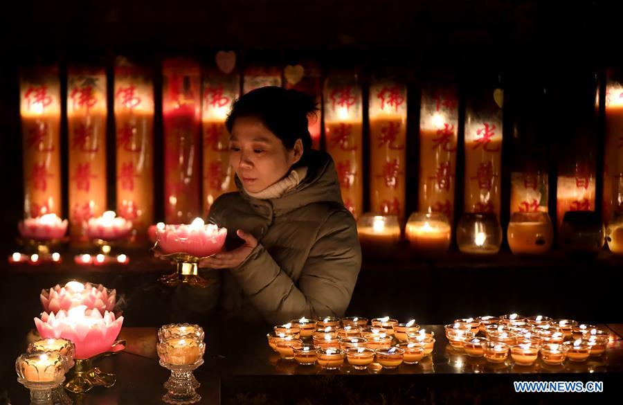 CHINA-XI'AN-TEMPLE-BUTTER LAMP-BLESSING (CN)