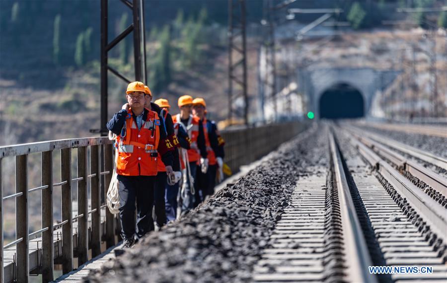 CHINA-GUIZHOU-SPRING FESTIVAL-RAILWAY BRIDGE-TECHNICIANS (CN)