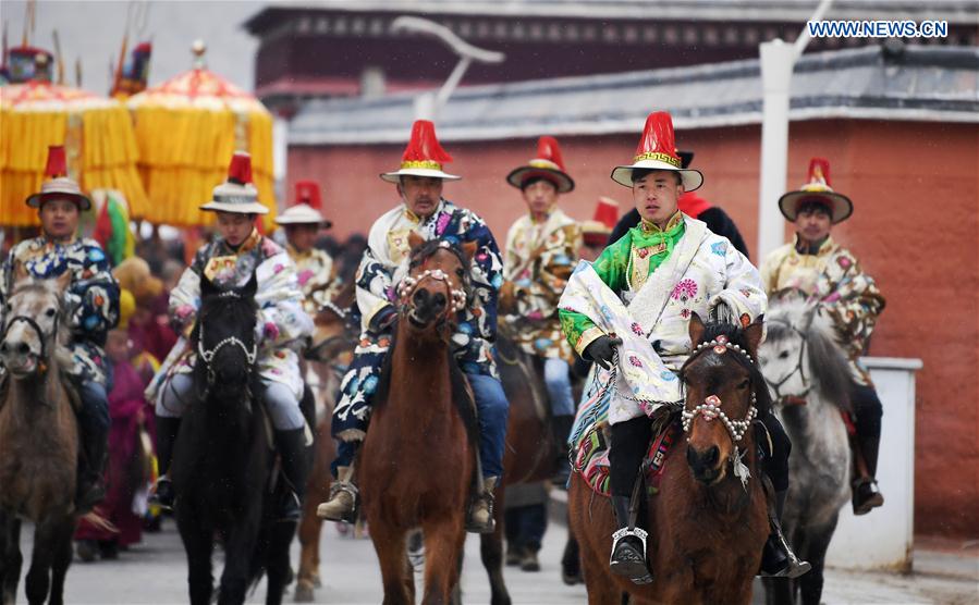 CHINA-GANSU-LABRANG MONASTERY-SUNNING OF THE BUDDHA CEREMONY (CN)