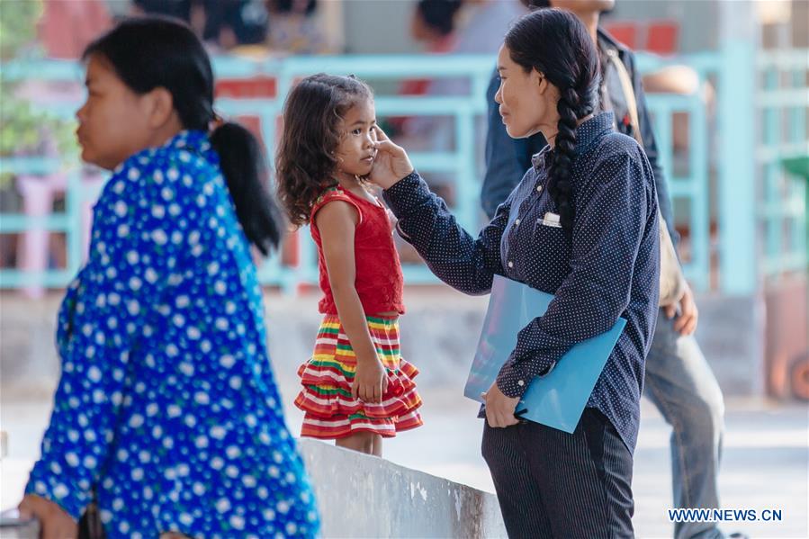 CAMBODIA-KAMPONG CHAM-CHINESE MEDICAL WORKERS-CATARACT-TREATMENT