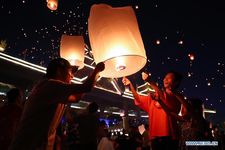 CHINA-YUNNAN-JINGHONG-KONGMING LANTERNS (CN)