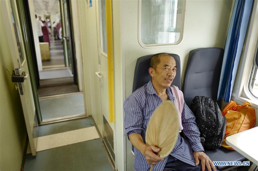 CHINA-CHONGQING-RAILWAY-GREEN TRAIN (CN)