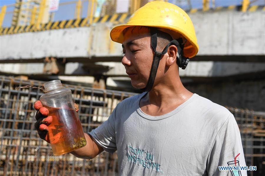 CHINA-HANGZHOU-LABORERS (CN)