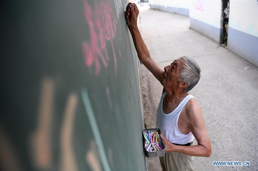 CHINA-ANHUI-HEXIAN COUNTY-ELDER-VOLUNTEER FOR LEFT-BEHIND CHILDREN (CN)