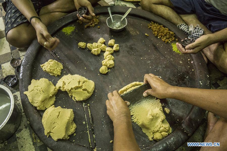 INDIA-KOLKATA-SANDESH-DESSERT