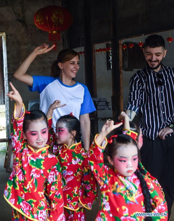 CHINA-ZHEJIANG-FOREIGNERS-MID-AUTUMN FESTIVAL (CN)