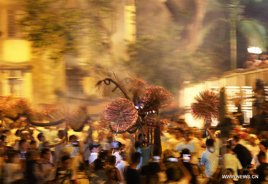 CHINA-HONG KONG-FIRE DRAGON DANCE (CN)