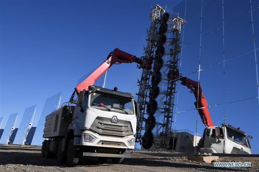 CHINA-GANSU-DUNHUANG-SOLAR POWER-HELIOSTAT-CLEANING (CN)