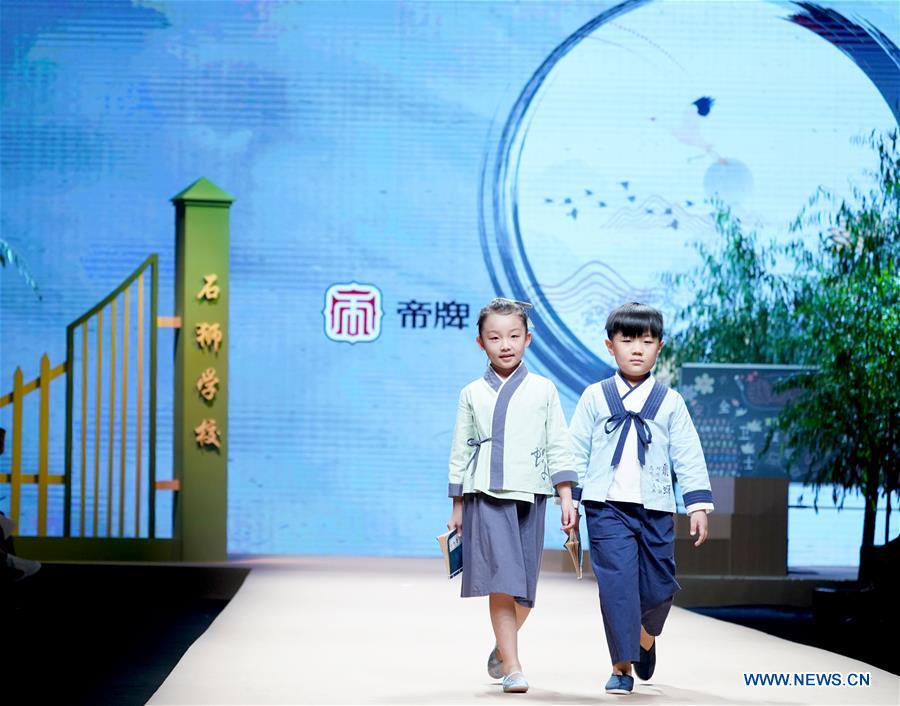 CHINA-BEIJING-SCHOOL UNIFORMS-PRESENTATION (CN)