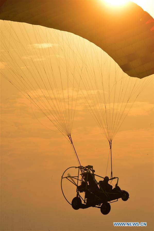 KUWAIT-AL AHMADI-PARAGLIDER-SUNSET