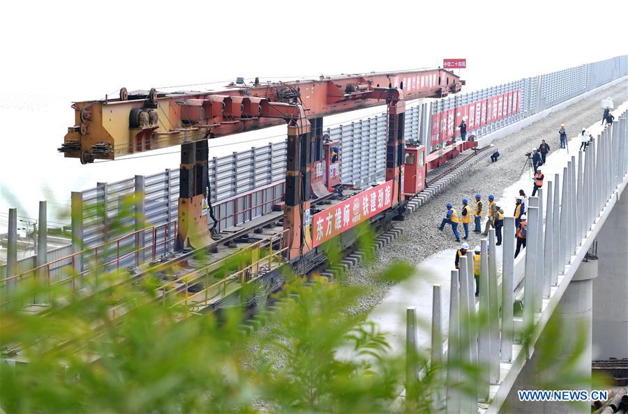 CHINA-FUJIAN-ROAD-RAIL BRIDGE-TRACK LAYING (CN)