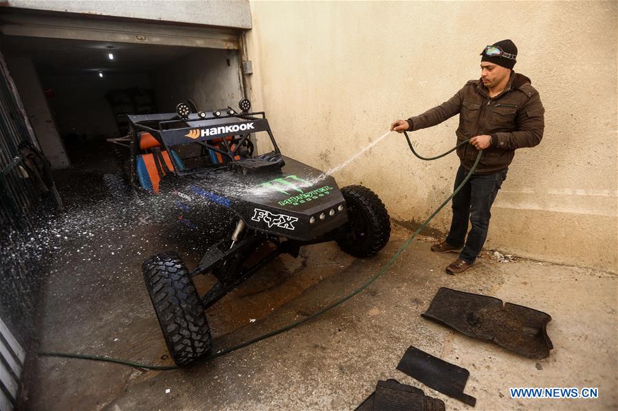 MIDEAST-GAZA-PALESTINIAN MAN-BUGGY BUILDING