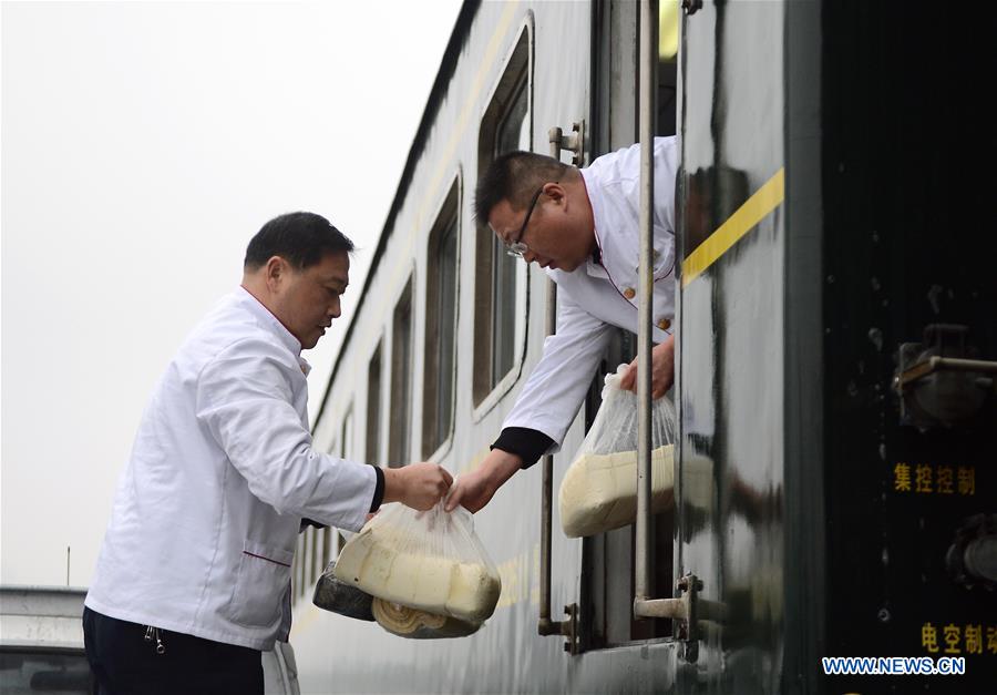 CHINA-ANHUI-SPRING FESTIVAL TRAVEL RUSH-TRAIN-FOOD (CN)