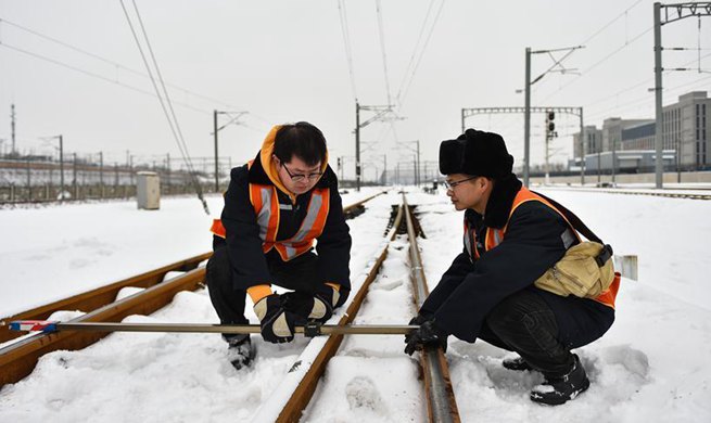 Railway workers maintain rail for upcoming travel rush in Taiyuan