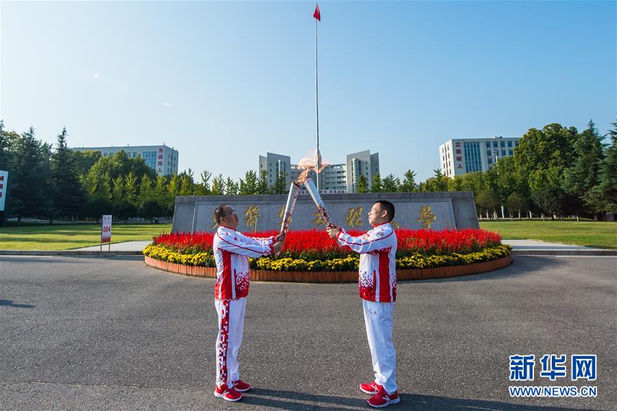 （軍運會·圖文互動）（2）軍運會火炬?zhèn)鬟f活動在火箭軍工程大學舉行（配本社同題文字稿）