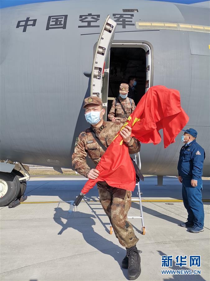 （聚焦疫情防控·圖文互動）（5）空軍第四次向武漢大規(guī)?？者\醫(yī)療隊員和物資