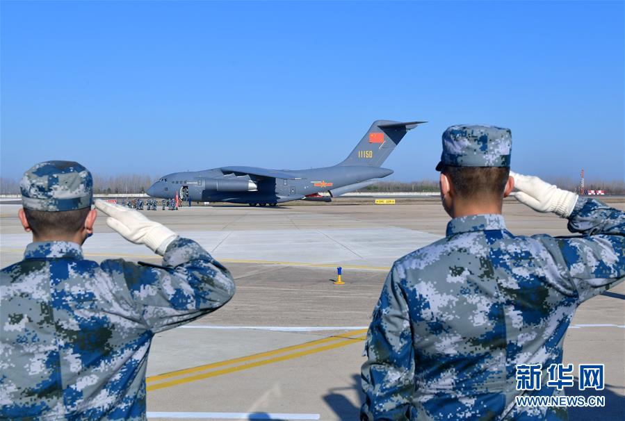 （聚焦疫情防控·圖文互動）（12）空軍第四次向武漢大規(guī)模空運醫(yī)療隊員和物資