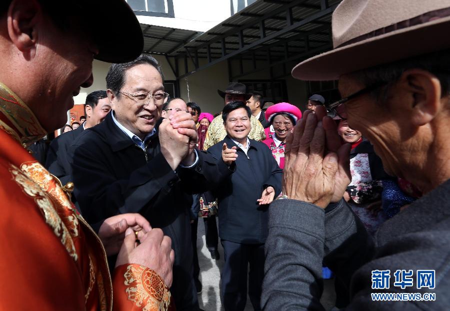 這是5月16日，俞正聲在香格里拉縣建塘鎮(zhèn)金龍社區(qū)與居民們親切交談。 新華社記者 劉衛(wèi)兵 攝