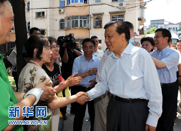 這是7月22日，劉云山在上海市普陀區(qū)桃浦鎮(zhèn)蓮花公寓居委會(huì)調(diào)研時(shí)同社區(qū)居民親切握手。新華社記者 饒愛(ài)民 攝