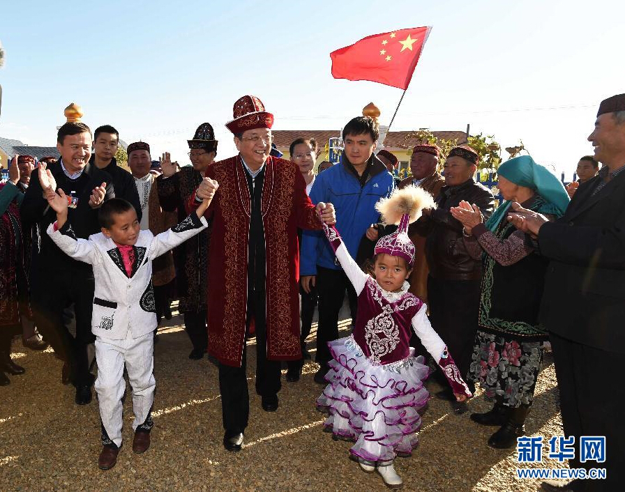 9月29日，中共中央政治局常委、全國政協(xié)主席、中央代表團(tuán)團(tuán)長俞正聲率中央代表團(tuán)部分成員赴阿勒泰地區(qū)看望各族干部群眾。這是俞正聲來到布爾津縣也拉曼牧民定居新村看望哈薩克族牧民。新華社記者 高潔 攝