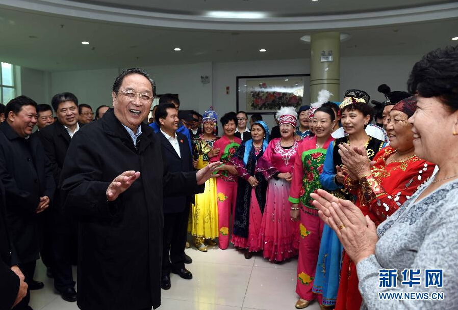 9月29日，中共中央政治局常委、全國政協(xié)主席、中央代表團(tuán)團(tuán)長俞正聲率中央代表團(tuán)部分成員赴阿勒泰地區(qū)看望各族干部群眾。這是俞正聲來到阿勒泰地區(qū)老年人活動(dòng)中心慰問群眾。新華社記者 饒愛民 攝