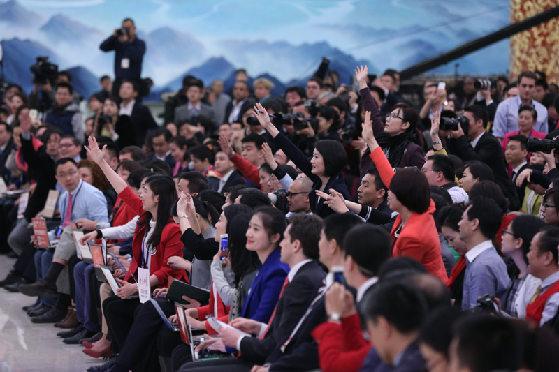 3月15日，國(guó)務(wù)院總理李克強(qiáng)在北京人民大會(huì)堂與中外記者見(jiàn)面，并回答記者提問(wèn)。這是記者舉手爭(zhēng)取提問(wèn)機(jī)會(huì)。 新華社記者 才揚(yáng) 攝