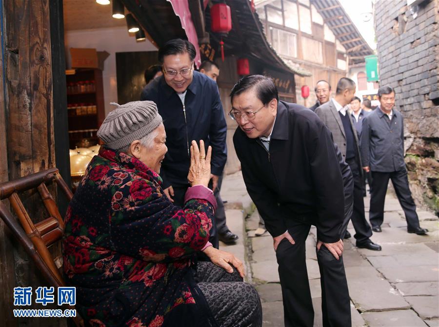 這是11月21日，張德江在宜賓李莊鎮(zhèn)同濟(jì)社區(qū)與居民親切交談。 新華社記者 劉衛(wèi)兵 攝 