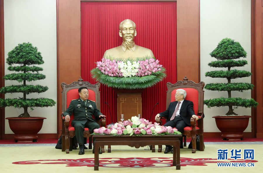 6月18日，在越南首都河內(nèi)，正在越南訪問的中央軍委副主席范長(zhǎng)龍（左）會(huì)見越共中央總書記阮富仲。 新華社發(fā)（李曉偉攝） 