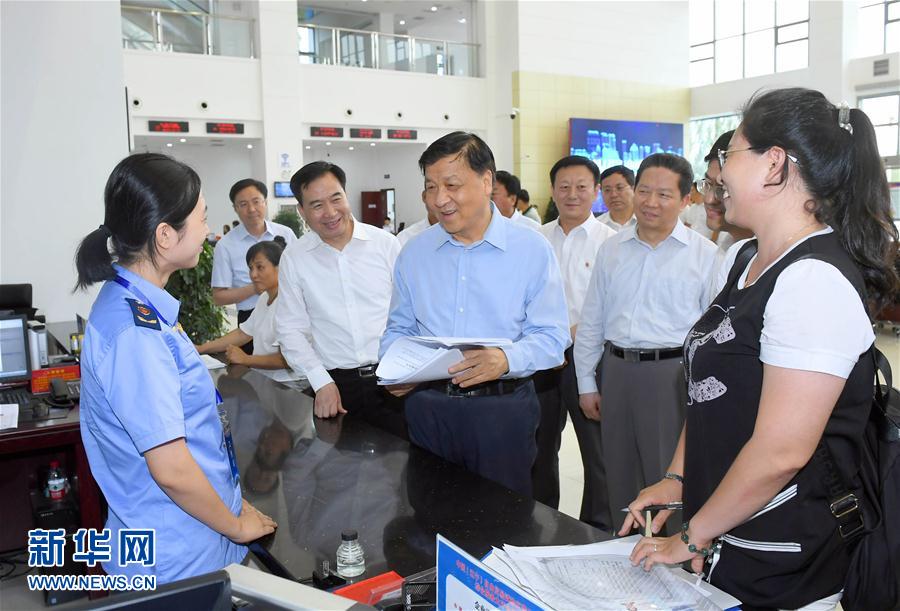 6月22日至24日，中共中央政治局常委、中央書記處書記劉云山在遼寧調(diào)研。這是6月22日，劉云山在中國(guó)（遼寧）自貿(mào)試驗(yàn)區(qū)營(yíng)口片區(qū)與干部群眾深入交流。新華社記者 張鐸 攝