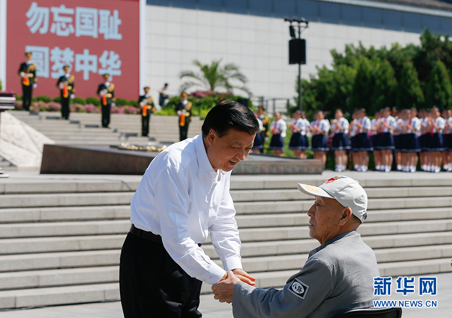 7月7日，紀(jì)念全民族抗戰(zhàn)爆發(fā)80周年儀式在中國人民抗日戰(zhàn)爭紀(jì)念館舉行。中共中央政治局常委、中央書記處書記劉云山出席儀式并講話。這是儀式開始前，劉云山與老八路代表握手。新華社記者崔新鈺攝