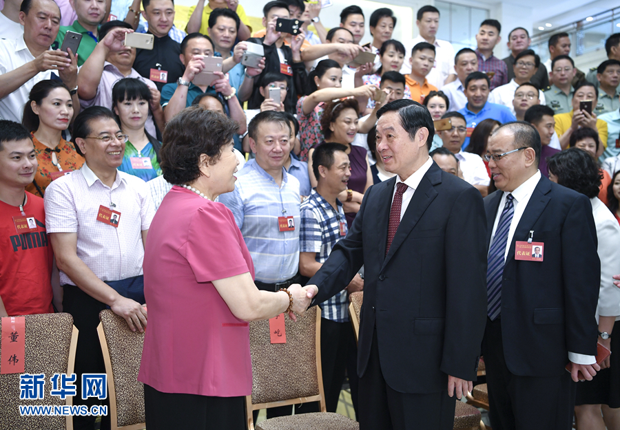 7月19日，中國曲藝家協(xié)會第八次全國代表大會在北京召開。中共中央政治局委員、中央書記處書記、中宣部部長劉奇葆出席開幕式并講話。這是開幕式前，劉奇葆接見與會代表。新華社記者 張領 攝