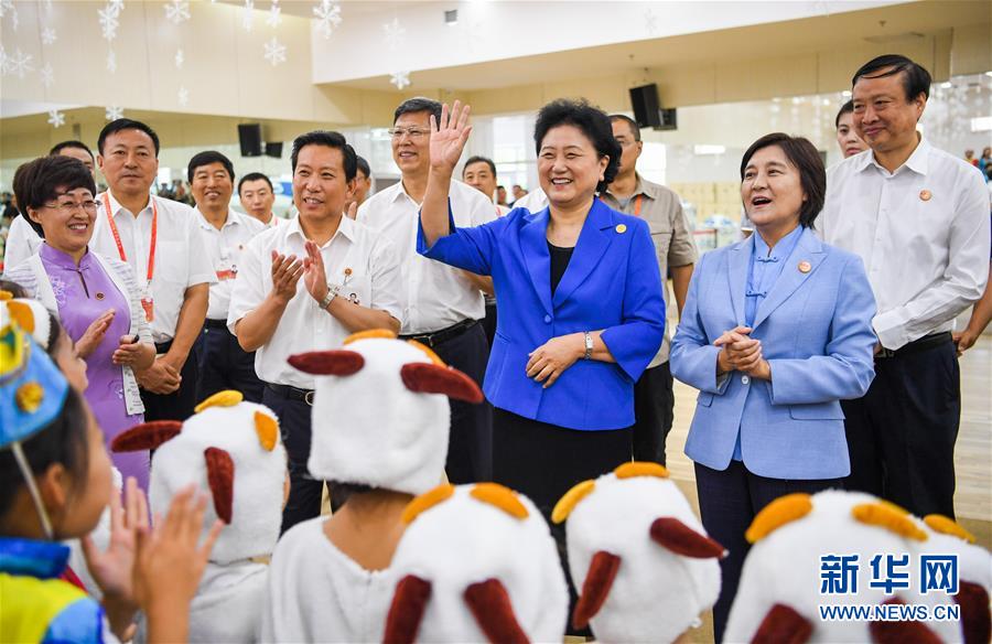 8月9日，中共中央政治局委員、國務(wù)院副總理、中央代表團(tuán)副團(tuán)長劉延?xùn)|率中央代表團(tuán)二分團(tuán)到赤峰看望慰問各族干部群眾。這是劉延?xùn)|在赤峰市青少年宮與青少年熱烈互動(dòng)。新華社記者 連振 攝