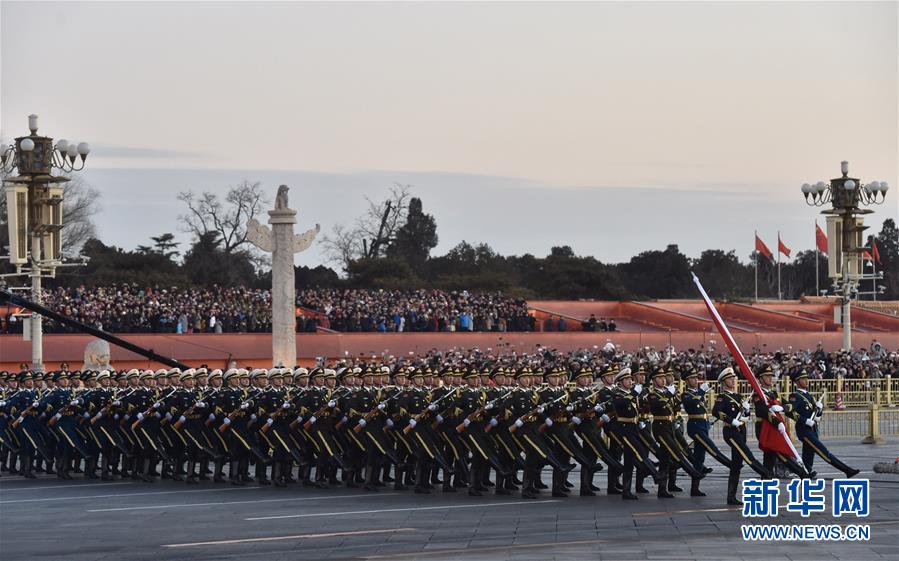 （社會）（11）人民解放軍首次執(zhí)行天安門廣場升國旗任務