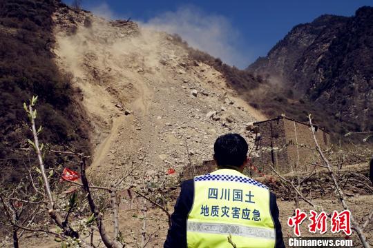 四川汶川龍溪鄉(xiāng)預警山體滑坡415人撤離無人傷亡