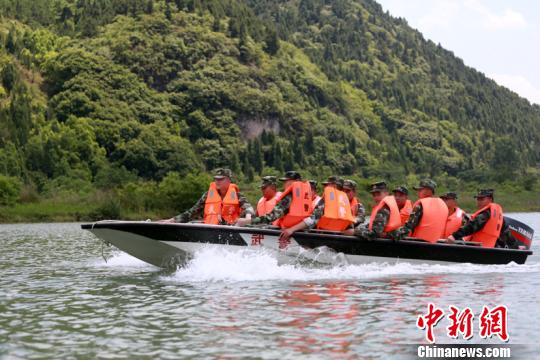 武警黔東南支隊在水上開展救援訓練 黃事成 攝