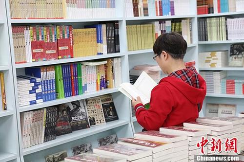 5月9日，一女子在哈爾濱市某書店選購圖書。從5月1日至5月4日，全國32家紙廠宣布漲價，各紙種漲價幅度為每噸100元至300元不等。對此，出版行業(yè)業(yè)內(nèi)人士表示“因為紙張價格上漲，直接造成了出版成本的明顯增加，出版行業(yè)只能被迫對圖書定價進行調(diào)整。”
<a target='_blank' >中新社</a>記者 于琨 攝