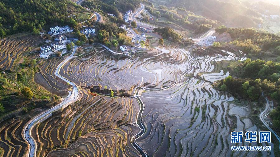 （壯闊東方潮 奮進(jìn)新時代——慶祝改革開放40年）（8）美麗中華大地書寫綠色傳奇