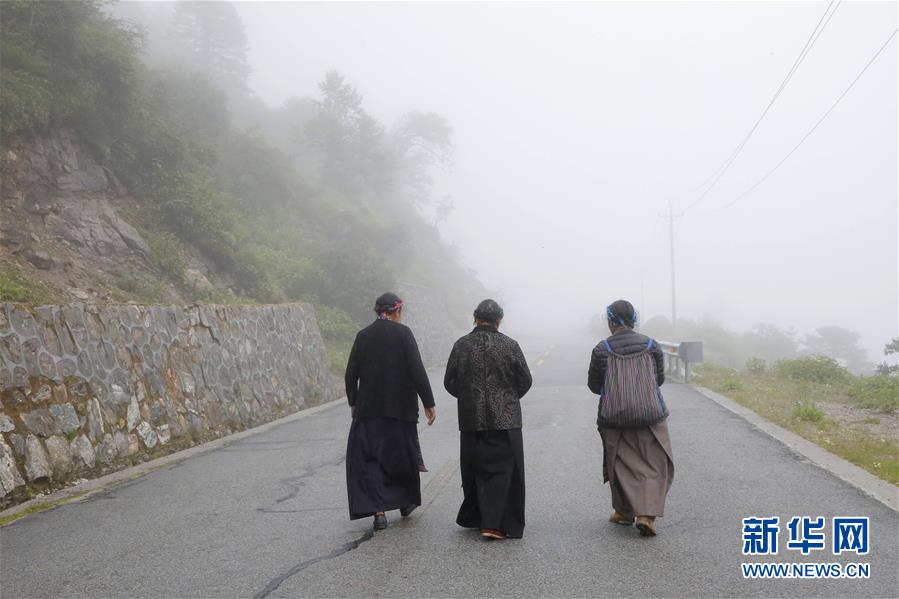 （圖文互動）（10）特寫：“八一”禮物，飛向云端哨所