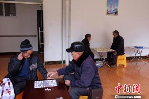 資料圖：老人們在下棋。徐學(xué)練 攝。