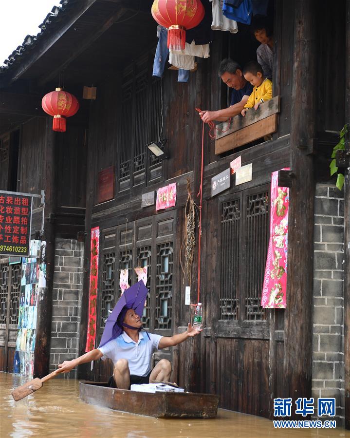 （抗洪搶險·圖文互動）（5）洪水來時，那暖心的民間救援