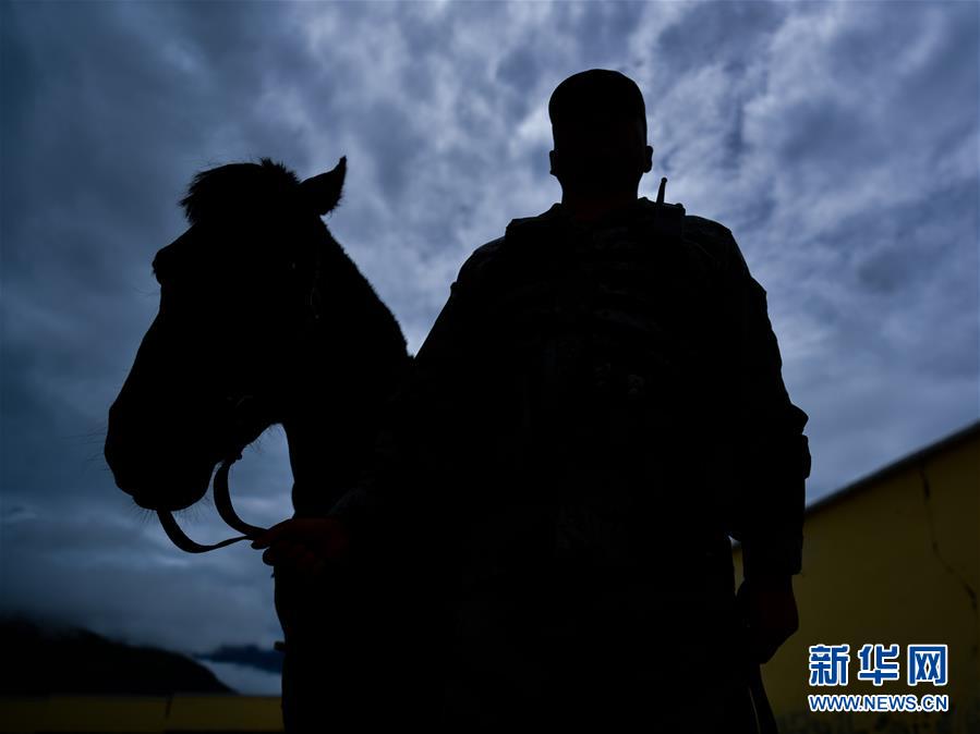 （新華全媒頭條·愛國情 奮斗者·圖文互動）（6）初心不改 紅心向黨——西部戰(zhàn)區(qū)陸軍某旅玉樹獨(dú)立騎兵連連長尼都塔生一家四代跟黨走紀(jì)實(shí)