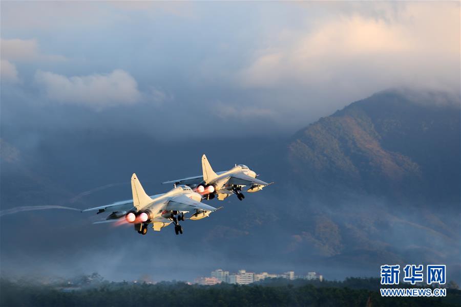 （新華全媒頭條·圖文互動(dòng)）（2）沿著中國特色強(qiáng)軍之路闊步前進(jìn)——黨中央、中央軍委領(lǐng)導(dǎo)推進(jìn)國防和軍隊(duì)建設(shè)70年紀(jì)實(shí)